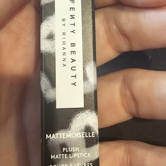 FENTY BEAUTY BY RIHANNA Mattemoiselle Plush Matte Lipstick (Ya Dig?– Periwinkle - Picture 5 of 10